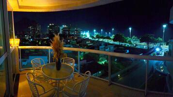 Departamento Deluxe, lanai, vista al mar | Restaurante al aire libre