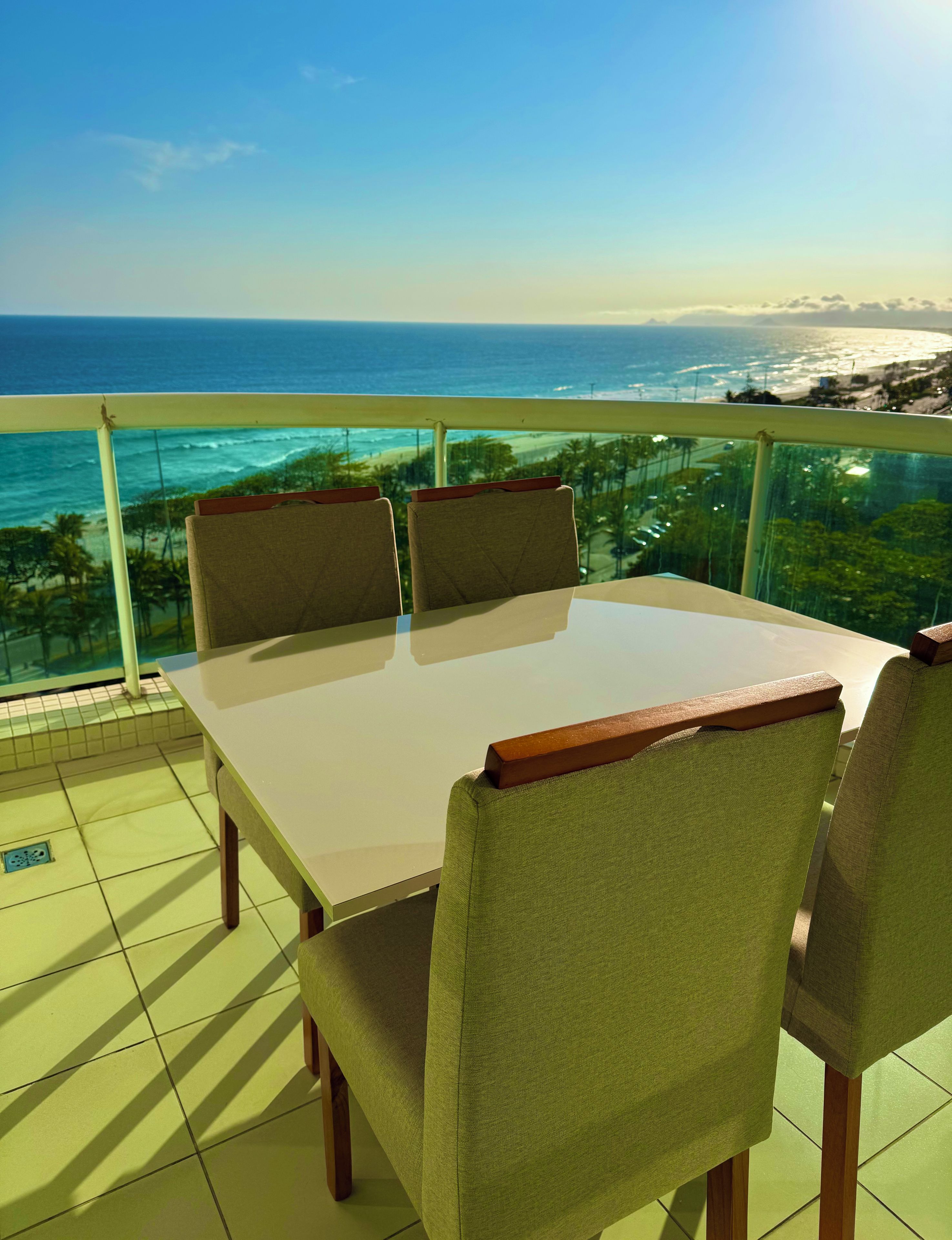 Departamento Deluxe, lanai, vista al mar | Restaurante al aire libre