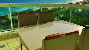 Departamento Deluxe, lanai, vista al mar | Restaurante al aire libre