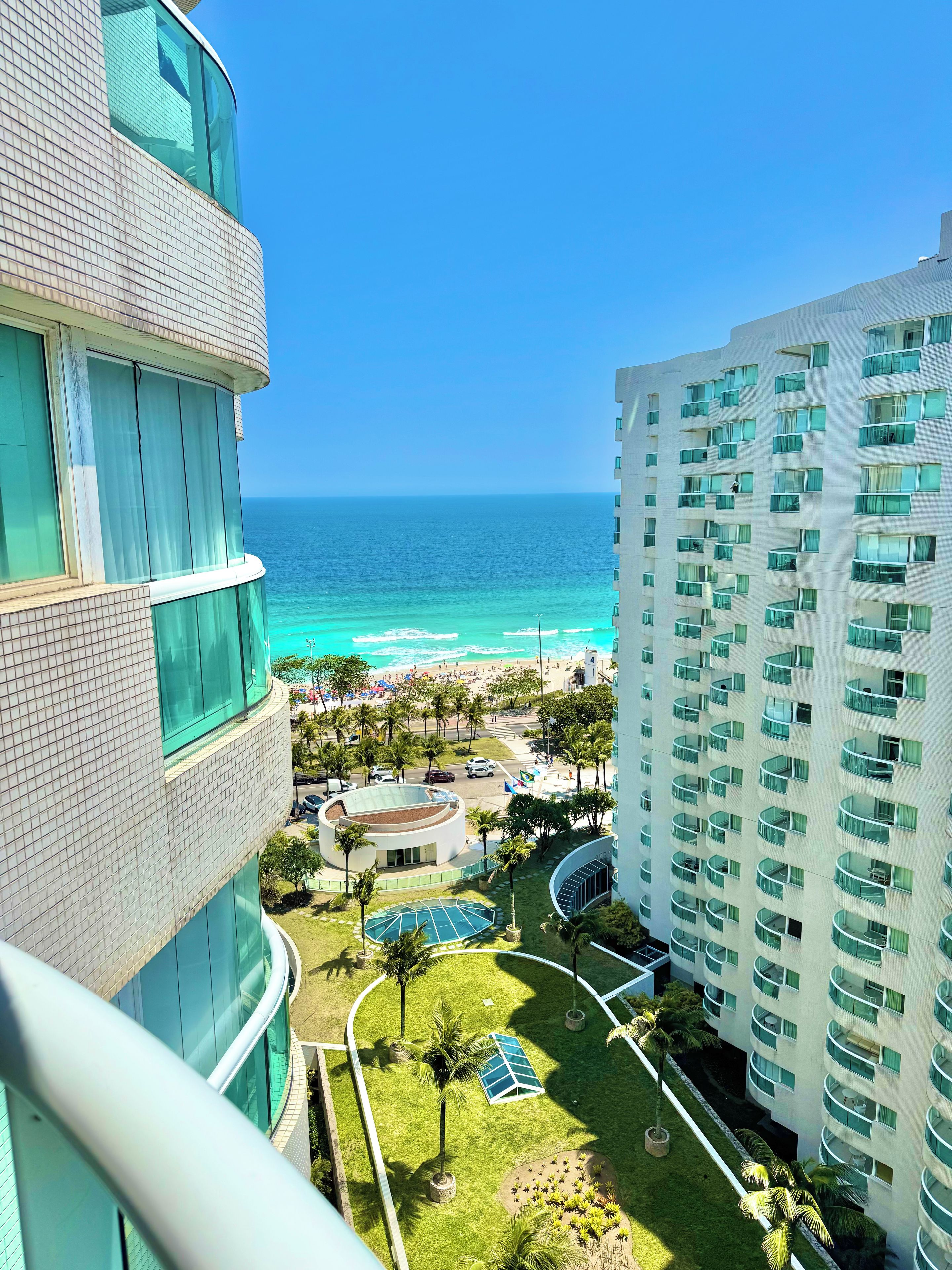 Un hotel moderno con vista al océano y a la playa.