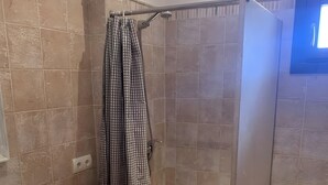 Ein Badezimmer mit Dusche, Toilette und Waschbecken.