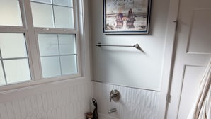 Een haardroger, handdoeken, zeep, toiletpapier