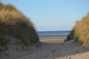 A beach with sand dunes and a clear view of the ocean. - Cottage 'Utah Beach' with Private Terrace, Private Garden and Wi-Fi (Sainte-Marie-du-Mont)