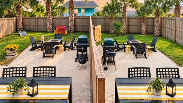 Outdoor dining - The Yellow Retreat, Cozy, Beach Walk, Private Yard (Panama City)