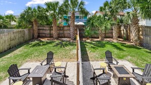Outdoor dining - The Yellow Retreat, Cozy, Beach Walk, Private Yard (Panama City)