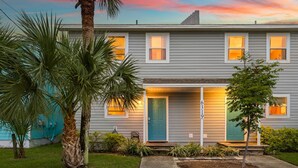Exterior - The Yellow Retreat, Cozy, Beach Walk, Private Yard (Panama City)