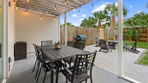 Outdoor dining - The Yellow Retreat, Cozy, Beach Walk, Private Yard (Panama City)
