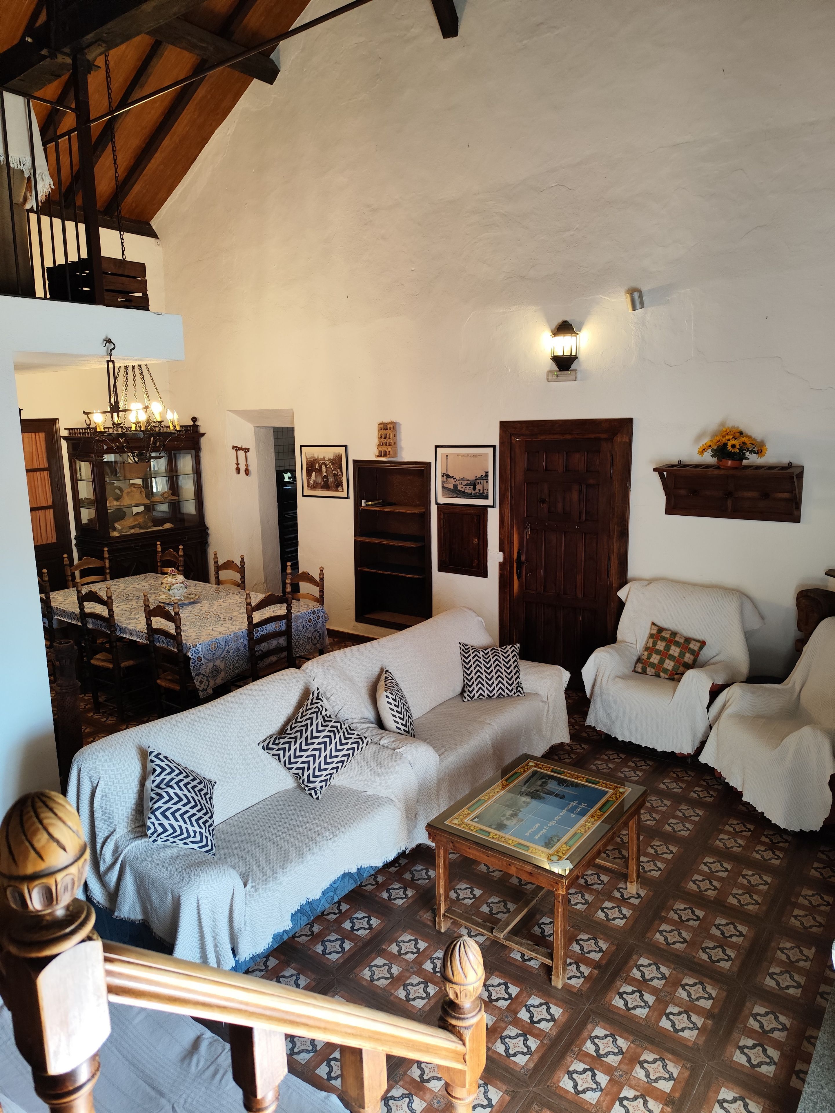 Un salon confortable avec un canapé, des fauteuils, une table basse et un coin repas comprenant une table et des chaises.