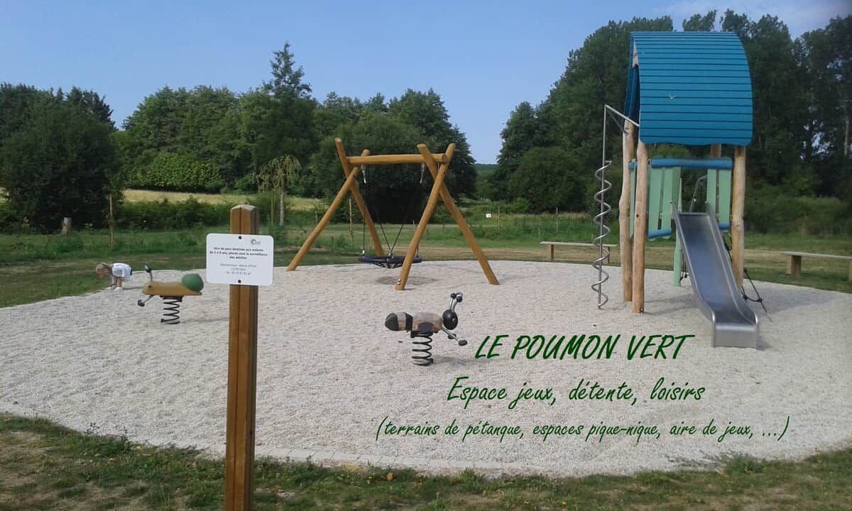 Un parc infantil amb balanç, tobogan i estructura per escalar.