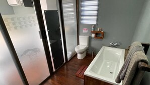 Une salle de bain avec des toilettes, un lavabo et une baignoire.