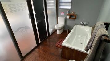 Ein Badezimmer mit Toilette, Waschbecken und Badewanne.