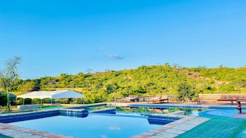 2 outdoor pools