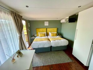 Comfort-Chalet, Blick auf die Anlage | Laptopgeeigneter Arbeitsplatz, kostenloses WLAN