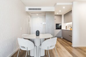 A modern kitchen with white cabinets and a built-in oven. - GuestReady-Luxurious Retreat with Rooftop Pool (Vila Nova de Gaia)