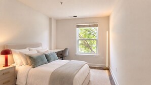 Room - Mins to NYC - Hoboken 2 BR/ 2 Bath. W/D, Elevator, Gym, Lounge, Workspace, Game (Hoboken)
