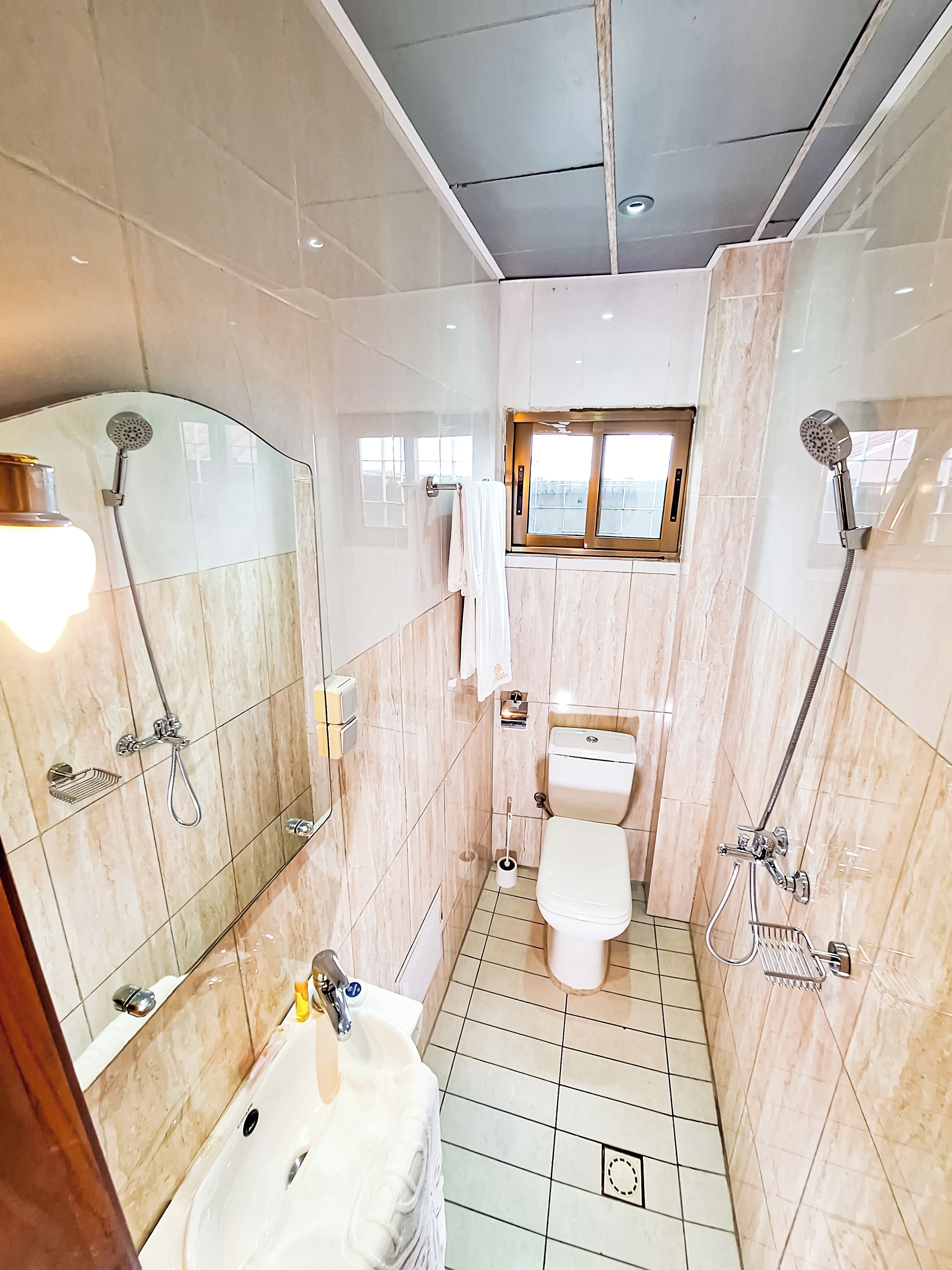 Une salle de bain comprenant une baignoire, des toilettes et un espace douche.
