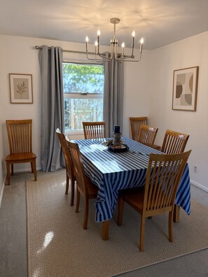 Dining - Sleeps 8 + Walk to ND Campus + Full Amenities (South Bend)