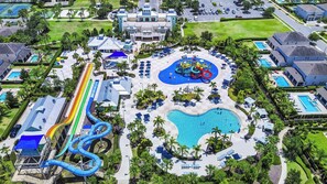 Ett semesterkomplex med flera pooler, en vattenpark och en stor central pool.