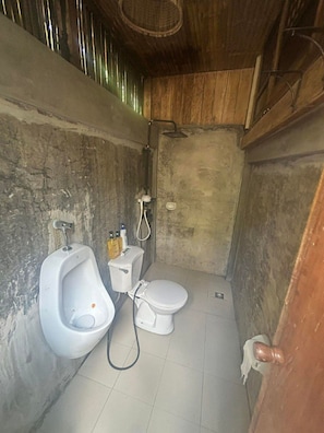 Nhà có thiết kế đặc trưng, 2 phòng ngủ, hồ bơi riêng, quang cảnh núi | Phòng tắm | Buồng tắm vòi sen, đồ dùng nhà tắm miễn phí, khăn tắm, xà phòng 