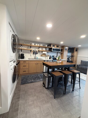 All New 1-Queen Bdrm w/ Bunk Nook, Queen Sofa Bed, Fireplace in downtown Bethel.