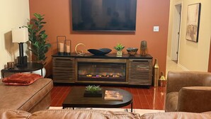 Living area - Delightful 3-bedroom townhome with AC in vibrant Houston (Houston)