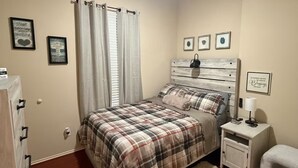 Room - Delightful 3-bedroom townhome with AC in vibrant Houston (Houston)