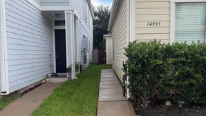 Exterior - Delightful 3-bedroom townhome with AC in vibrant Houston (Houston)