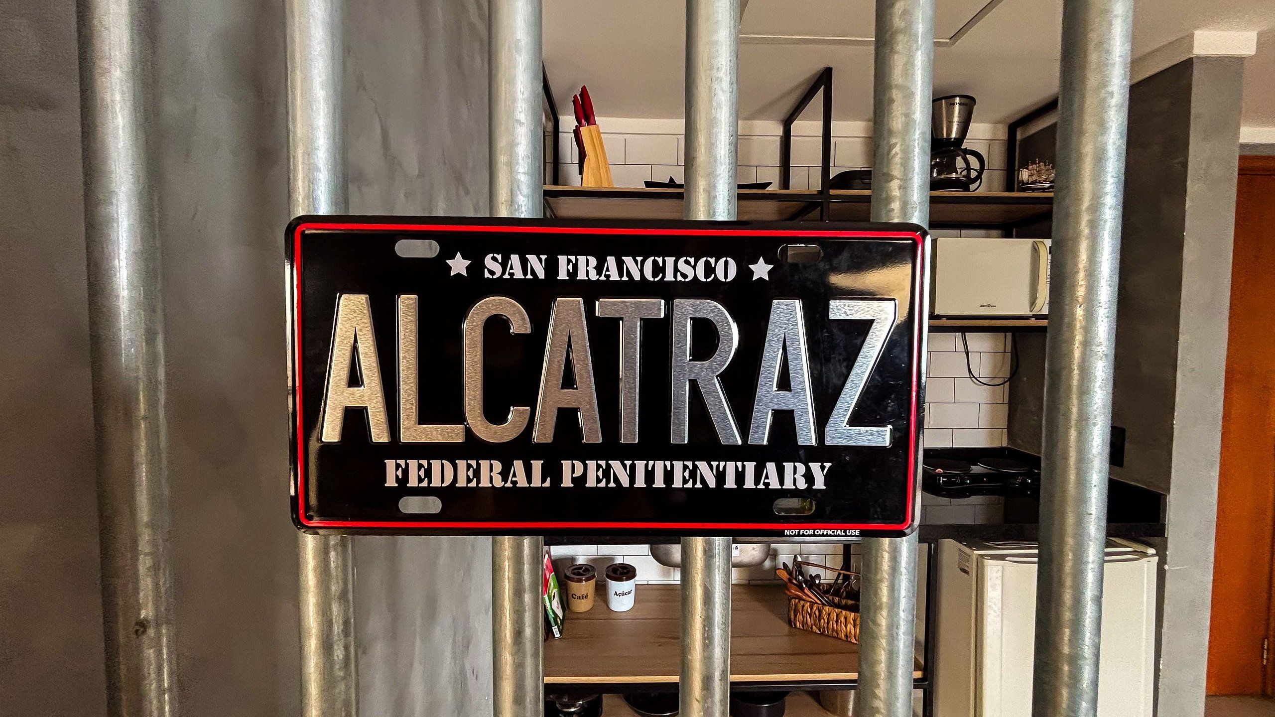 Un letrero con la leyenda 'SAN FRANCISCO' y 'PENITENCIARIA FEDERAL DE ALCATRAZ'.