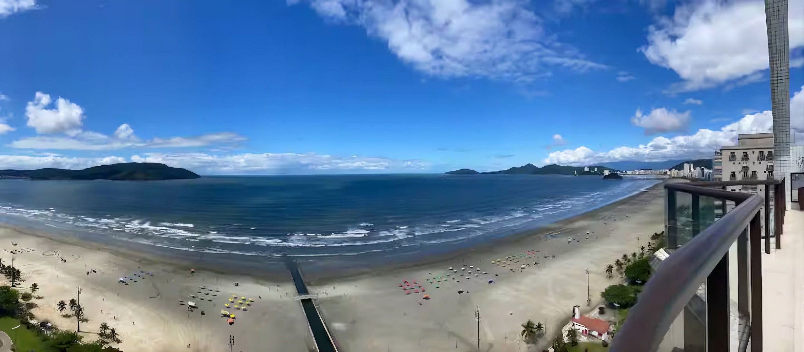 Uma praia com vista clara do oceano e ilhas distantes.