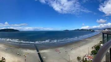 Uma praia com vista clara do oceano e ilhas distantes.