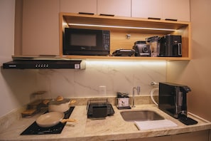 Appartamento, balcone | Cucina privata | Microonde, piano cottura, pentole/stoviglie/utensili