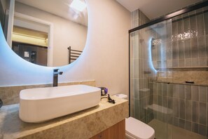 Appartamento, balcone | Bagno | Set di cortesia gratuito, asciugamani, sapone, shampoo