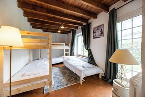 A room with two bunk beds, a window with curtains, a radiator, and a lamp. - La Guate - Maison avec piscine - Saint-Émilion (Daubèze)