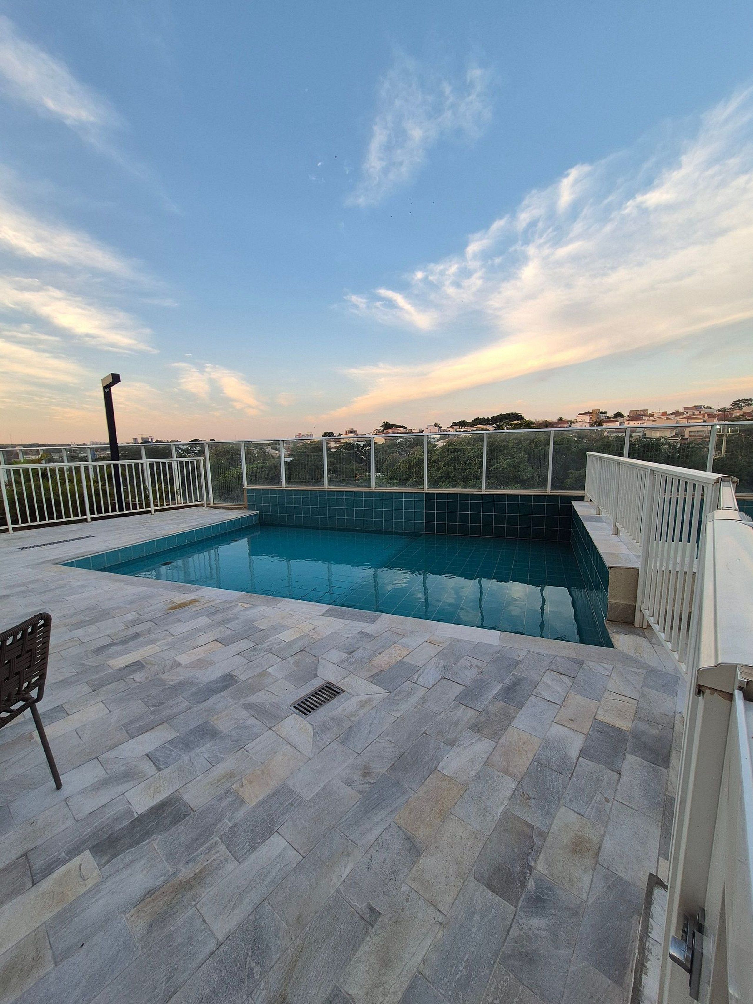Una piscina en la azotea con vistas a la ciudad.