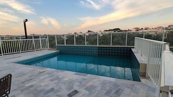 Una piscina en la azotea con vistas a la ciudad.