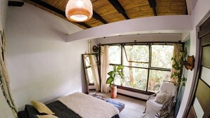 Deluxe tweepersoonskamer, uitzicht op bergen | Donzen dekbedden, gratis wifi, individueel gedecoreerd