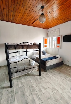 Habitación superior, balcón, vistas a la ciudad | Ropa de cama hipoalergénica, escritorio, wifi gratis y ropa de cama