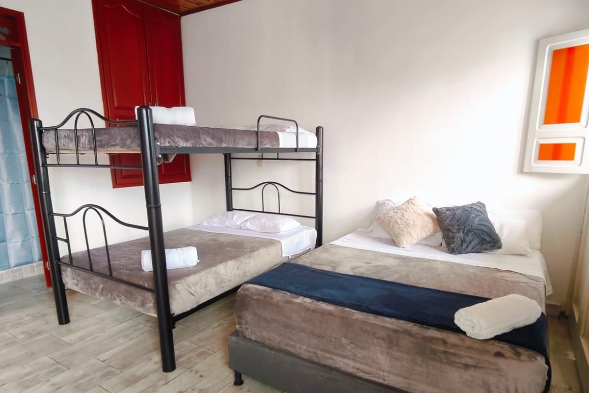 Habitación superior, balcón, vistas a la ciudad | Ropa de cama hipoalergénica, escritorio, wifi gratis y ropa de cama