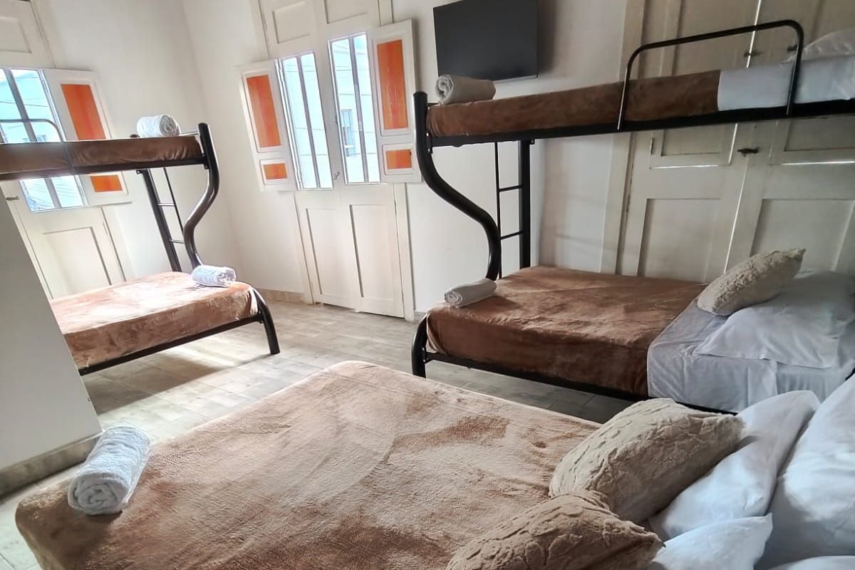 Habitación Deluxe, balcón, vistas a la ciudad | Ropa de cama hipoalergénica, escritorio, wifi gratis y ropa de cama