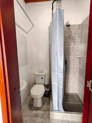 Habitación superior, balcón, vistas a la ciudad | Baño | Ducha, toallas y papel higiénico