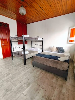 Habitación superior, balcón, vistas a la ciudad | Ropa de cama hipoalergénica, escritorio, wifi gratis y ropa de cama