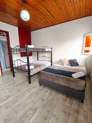Kamar Superior, balkon, pemandangan kota | Seprai antialergi, meja kerja, Wi-Fi gratis, dan seprai linen