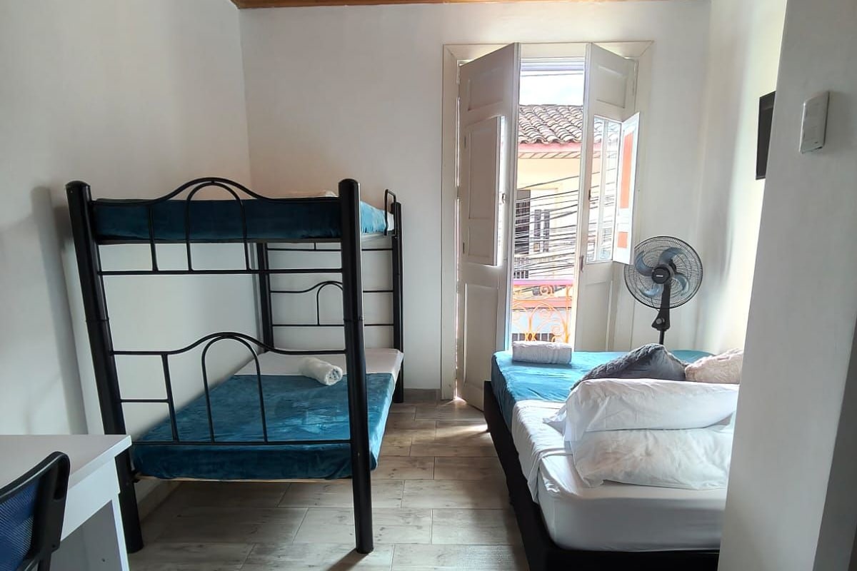 Habitación estándar, balcón | Ropa de cama hipoalergénica, escritorio, wifi gratis y ropa de cama