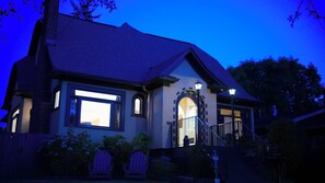Exterior - The Gingerbread House - A beautiful home built in 1926 (Bellingham)