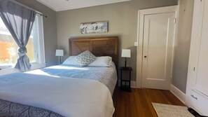 Room - The Gingerbread House - A beautiful home built in 1926 (Bellingham)