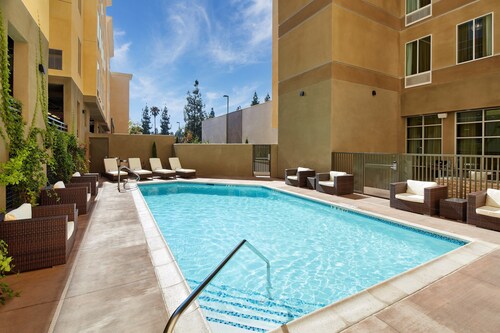 Accessible 2BR Suite w/ Free Hot Breakfast + Pool