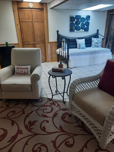 Spacious Studio Apartment in adorable Franklin with huge private deck!