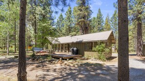 A cabin with a deck, a covered grill, and a small porch area. - Cozy 3 bedroom house near Sunriver, 20 minutes to Mt.Bachelor.Hot tub Pool Table (Bend)