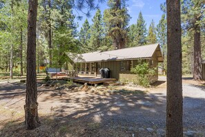 A cabin with a deck, a covered grill, and a small porch area. - Cozy 3 bedroom house near Sunriver, 20 minutes to Mt.Bachelor.Hot tub Pool Table (Bend)