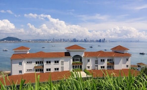 Exterior - Stunning 3BR Oceanfront Luxury Oasis- Amador Causeway (Isla Perico)